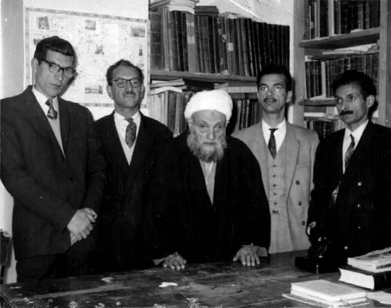 پرونده:شیخ-آقابزرگ-و-فرزندان.jpg