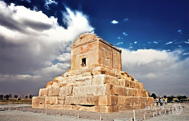 پرونده:آرامگاه کوروش کبیر در پاسارگاد.jpg